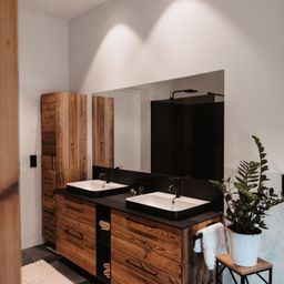 Bild enthält, Interior Design, Plant, Sink, Sink Faucet, Wood, Rug, Hardwood