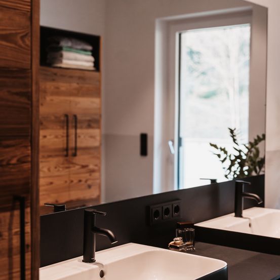 Bild enthält, Indoors, Interior Design, Sink, Sink Faucet, Basin