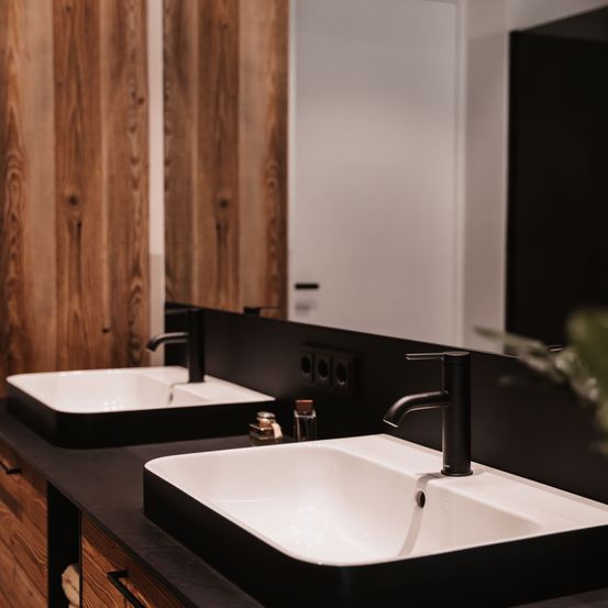 Bild enthält, Indoors, Interior Design, Sink, Sink Faucet