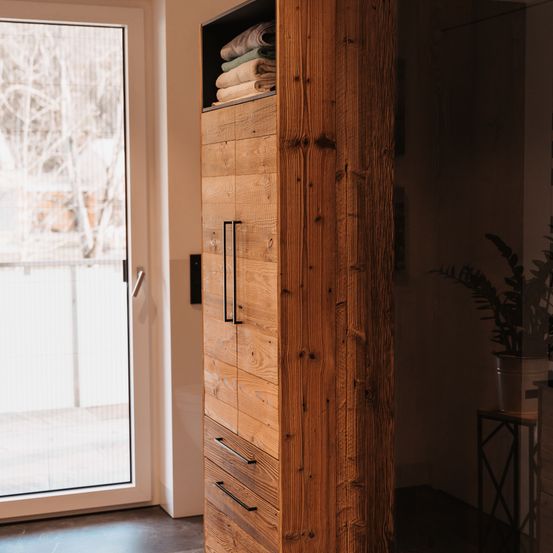 Bild enthält, Indoors, Interior Design, Wood, Hardwood, Plant, Floor, Flooring, Furniture, Cupboard, Wood Panels