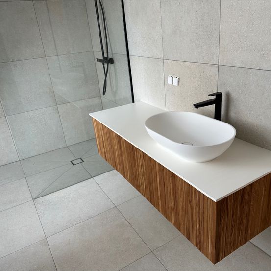 Bild enthält, Basin, Sink, Sink Faucet