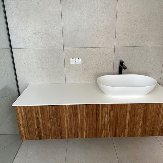 Bild enthält, Basin, Hardwood, Wood, Stained Wood, Sink, Indoors, Interior Design, Sink Faucet