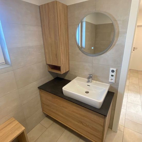 Bild enthält, Basin, Sink, Sink Faucet, Hardwood, Stained Wood, Wood