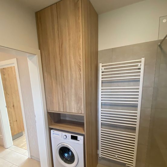 Bild enthält, Interior Design, Appliance, Device, Electrical Device, Washer, Hardwood, Wood, Laundry, Stained Wood