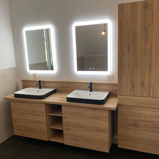 Bild enthält, Indoors, Interior Design, Sink, Sink Faucet, Basin, Double Sink