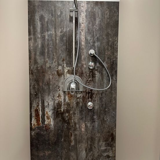 Bild enthält, Indoors, Bathroom, Room, Soccer, Soccer Ball, Sport, Shower