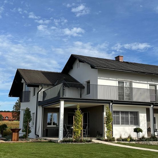 Bild enthält, Building, Housing, House, Portico, Chair, Suburb, Car, Grass, Plant, Person