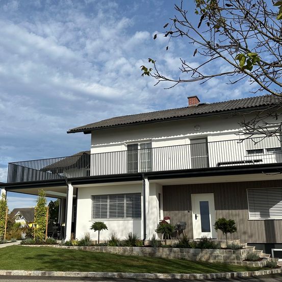 Bild enthält, Grass, Chair, City, Housing, House, Portico, Shelter, Villa, Car, Suburb