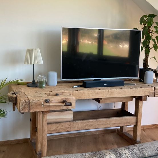 Bild enthält, Furniture, Table, Interior Design, Desk, Wood, Plant, Computer Hardware, Monitor, Screen, Living Room