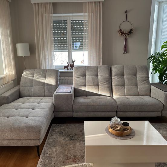 Bild enthält, Furniture, Couch, Lamp, Home Decor, Rug, Horse, Table