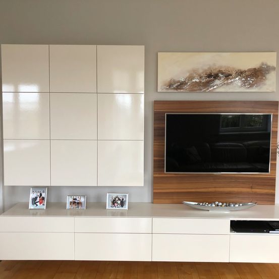 Bild enthält, Indoors, Interior Design, Computer Hardware, Hardware, Monitor, Screen, TV, Candle, Painting, Person