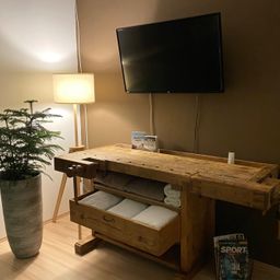 Bild enthält, Hardwood, Stained Wood, Wood, Table, Interior Design, Desk, Computer Hardware, Monitor, Screen, Plant