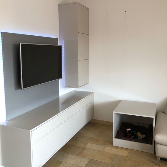 Bild enthält, Corner, Computer Hardware, Electronics, Hardware, Monitor, Screen, Interior Design, TV, Floor, Furniture