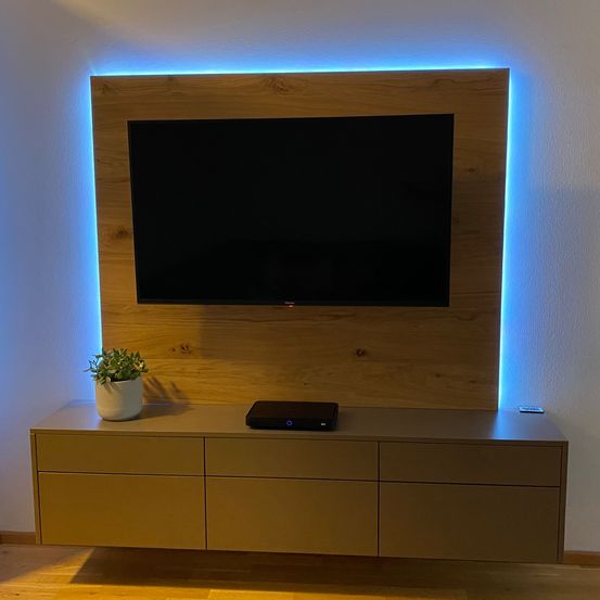 Bild enthält, Interior Design, Computer Hardware, Electronics, Hardware, Monitor, Screen, TV, Plant, Wood, Hardwood