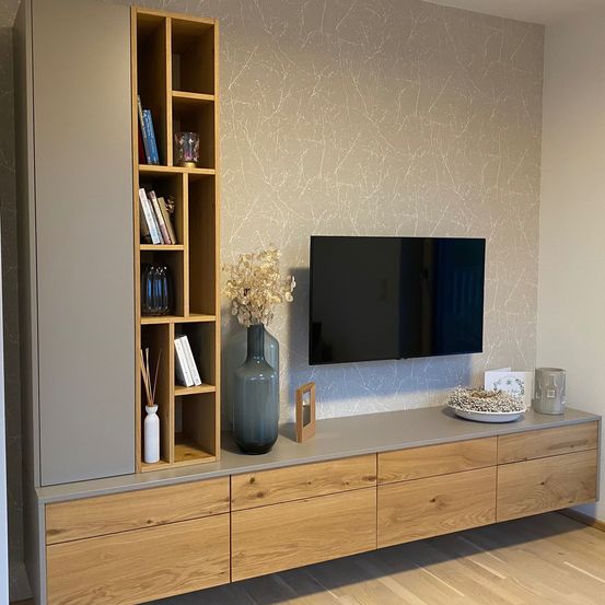 Bild enthält, Interior Design, Furniture, Computer Hardware, Hardware, Monitor, Screen, Sideboard, TV, Wood, Bookcase