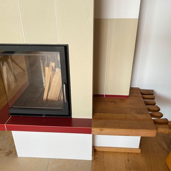 Bild enthält, Indoors, Interior Design, Wood, Fireplace, Hardwood, Floor, Flooring, Windowsill, Hearth, Table