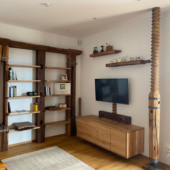 Bild enthält, Interior Design, Furniture, Hardwood, Stained Wood, Wood, Bookcase, Painting, Monitor, Screen, Mace Club