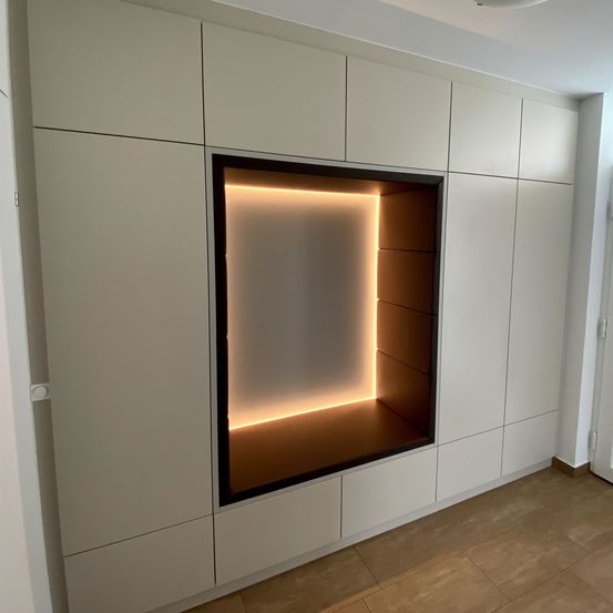 Bild enthält, Indoors, Interior Design, Furniture, Closet, Cupboard