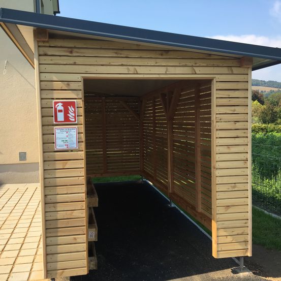 Bild enthält, Indoors, Interior Design, Wood, Garage, Housing, Outdoors