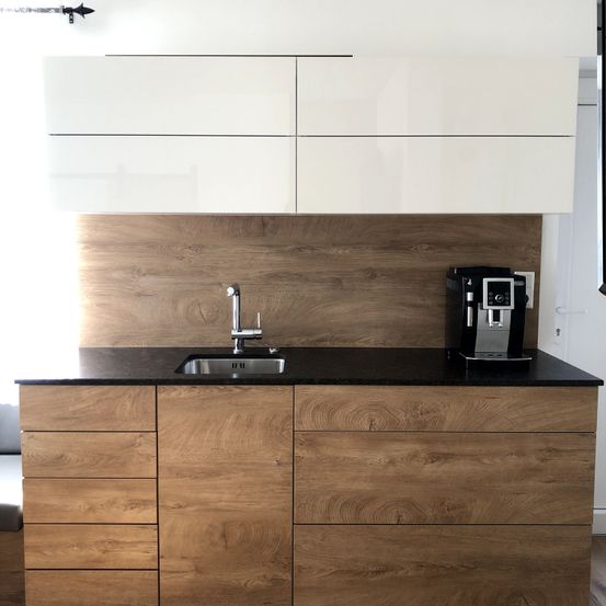 Bild enthält, Indoors, Interior Design, Furniture, Sideboard, Kitchen, Sink, Sink Faucet, Wood