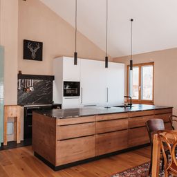 Bild enthält, Indoors, Interior Design, Wood, Kitchen, Hardwood, Floor, Home Decor, Kitchen Island, Flooring, Chair