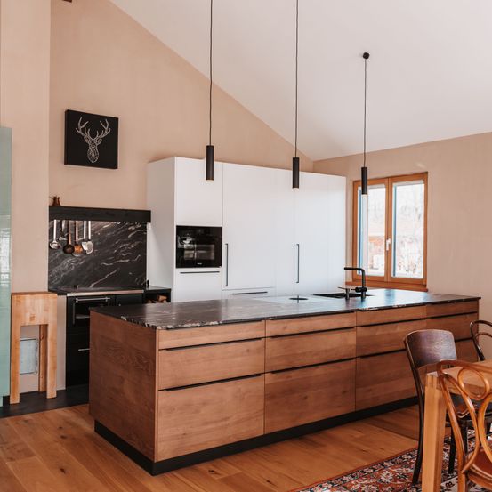 Bild enthält, Indoors, Interior Design, Wood, Kitchen, Hardwood, Floor, Home Decor, Kitchen Island, Flooring, Chair