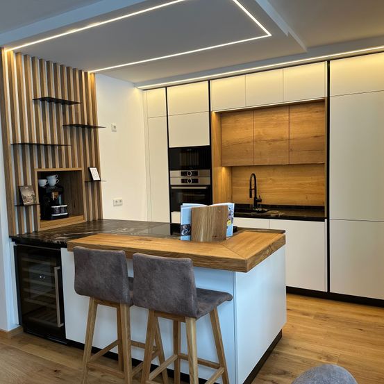 Bild enthält, Indoors, Interior Design, Wood Panels, Kitchen, Kitchen Island, Wood