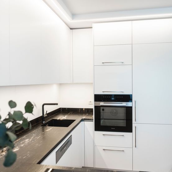 Bild enthält, Indoors, Interior Design, Sink, Kitchen, Appliance, Device, Electrical Device, Microwave, Oven