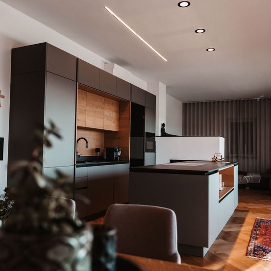 Bild enthält, Interior Design, Home Decor, Floor, Chair, Flooring, Living Room, Wood, Plant, Kitchen, Rug