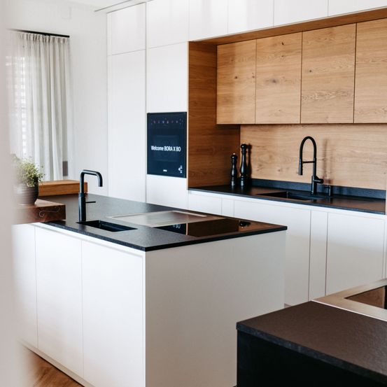 Bild enthält, Indoors, Interior Design, Kitchen, Sink, Sink Faucet, Kitchen Island