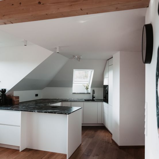 Bild enthält, Indoors, Interior Design, Kitchen, Loft, Bracelet, Adult, Bride, Female, Person, Woman