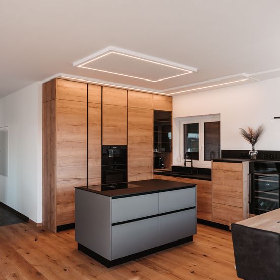 Bild enthält, Indoors, Interior Design, Wood, Floor, Flooring, Hardwood, Kitchen, Furniture, Wood Panels, Chair