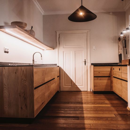 Bild enthält, Indoors, Interior Design, Hardwood, Wood, Floor, Stained Wood, Flooring, Sink Faucet, Kitchen, Switch