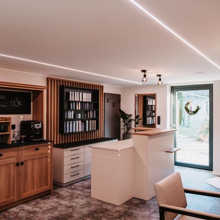 Bild enthält, Indoors, Interior Design, Lamp, Home Decor, Chair, Furniture, Plant, Kitchen, Rug, Blackboard