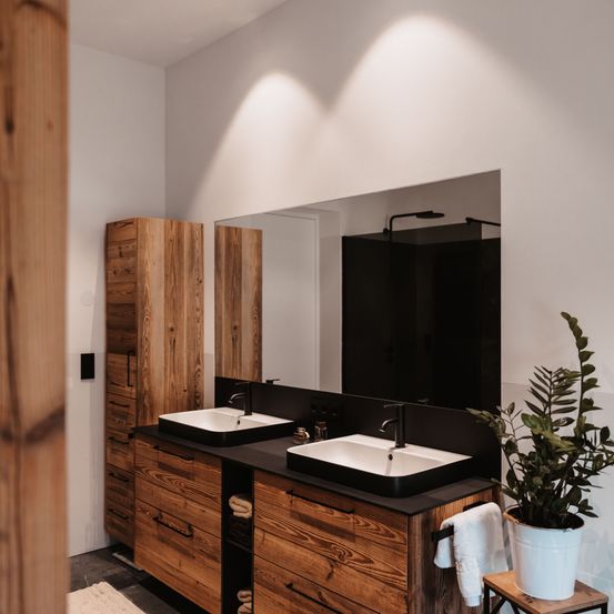 Bild enthält, Indoors, Interior Design, Plant, Sink, Sink Faucet, Basin, Rug, Wood Panels
