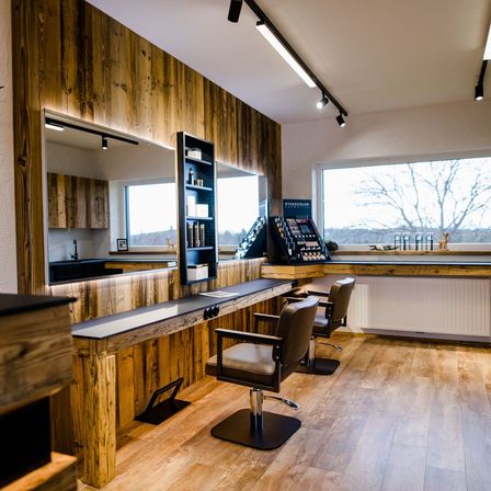Bild enthält, Indoors, Interior Design, Wood, Barbershop, Hardwood, Stained Wood, Kitchen, Chair, Furniture