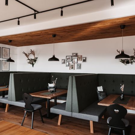 Bild enthält, Indoors, Interior Design, Restaurant, Cafe, Wood, Cafeteria, Dining Room, Dining Table, Chair, Living Room