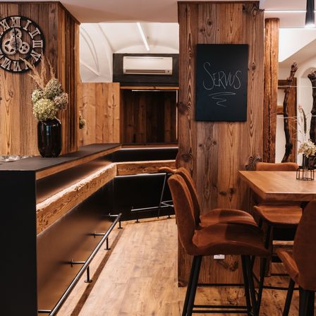 Bild enthält, Indoors, Interior Design, Wood, Hardwood, Stained Wood, Blackboard, Wood Panels, Cross, Plywood