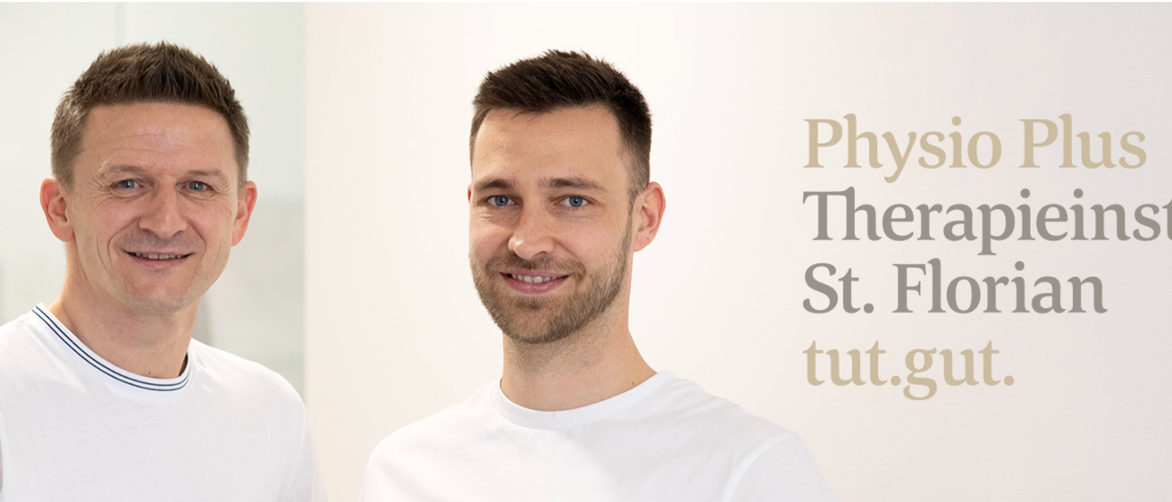 Ein Mann mit kurzen Haaren und Bart lächelt und trägt ein weißes T-Shirt. Der Text auf der rechten Seite lautet 'Physiotherapie St. F. tut.g'.