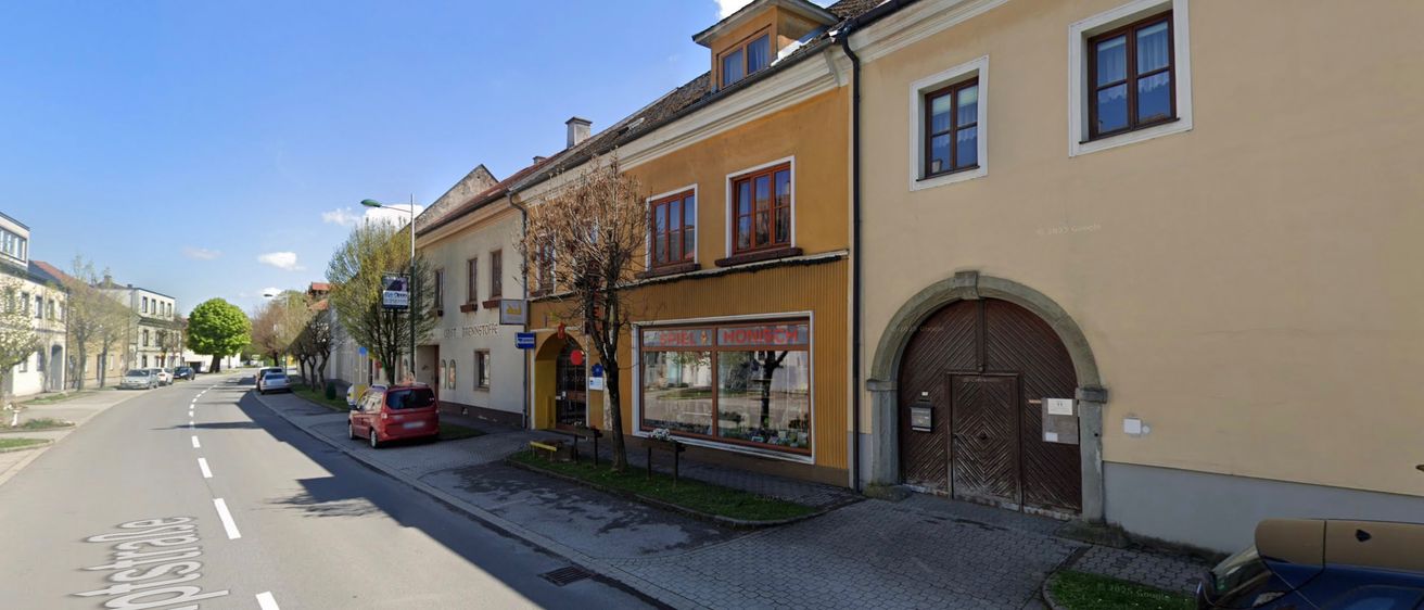 Bild enthält, City, Road, Street, Urban, Neighborhood, Housing, Car, House, Suburb, Row House