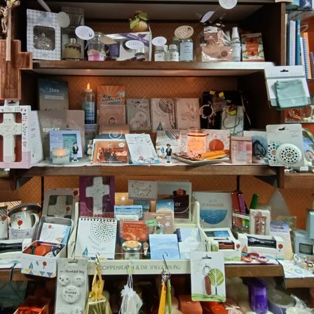 Bild enthält, Shelf, Person, Cup, Shop, Furniture