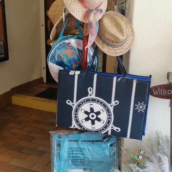 Bild enthält, Clothing, Hat, Adult, Male, Man, Person, Fun, Bag, Handbag, Face