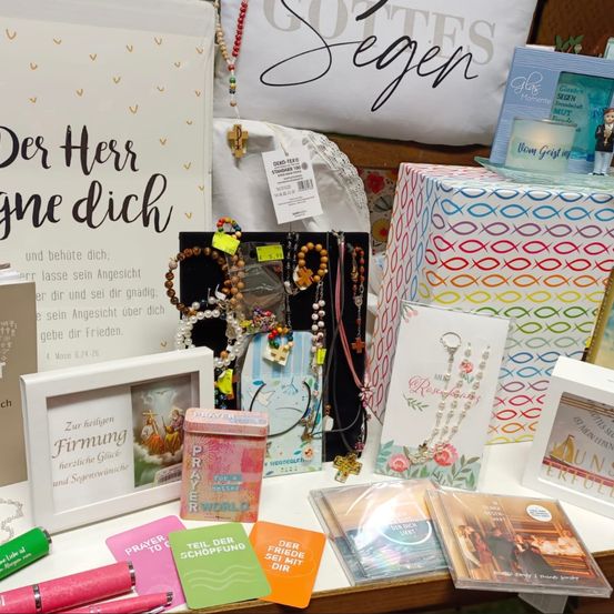 Bild enthält, Book, Publication, Person, Accessories, Jewelry, Necklace, White Board, Pen, Text