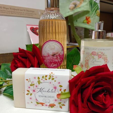 Bild enthält, Flower, Plant, Rose, Bottle, Cosmetics, Perfume