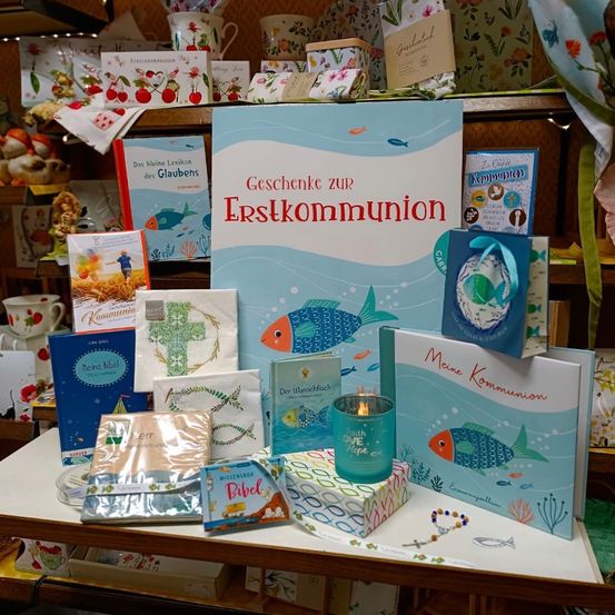 Bild enthält, Book, People, Person, Cup, Box, Shelf, Furniture, Advertisement, Coffee Cup, Shop