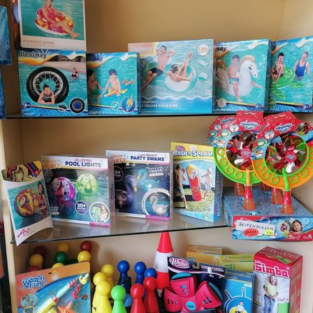 Bild enthält, Person, Shelf, Furniture, Box, Machine, Wheel, Face, Head