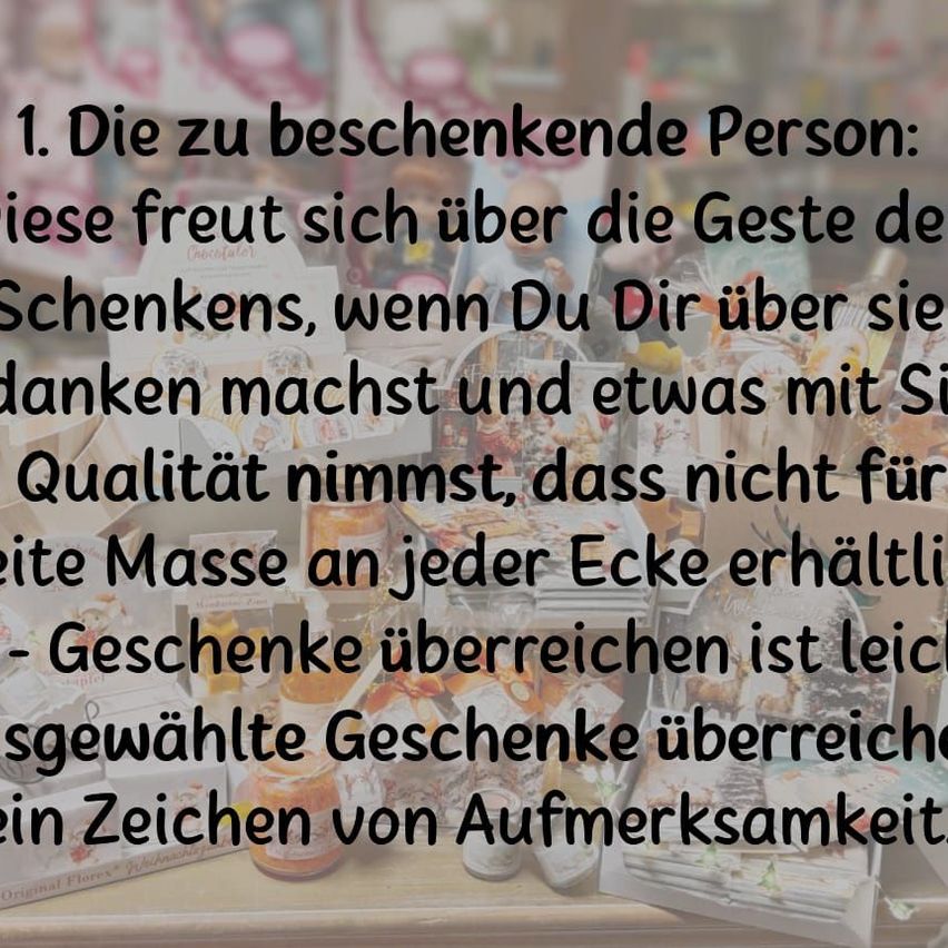 Ein Tisch zeigt verschiedene Geschenkartikel wie Gläser, Schachteln und Flaschen ordentlich angeordnet. Ein weißer Textüberlagerung beschreibt die Qualitäten von durchdachten Geschenken.