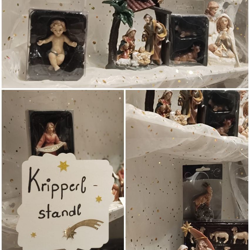 Drei Bilder von Krippenfiguren, die auf Regalen ausgestellt sind. Das obere Bild zeigt eine Krippe in einer schwarzen Verpackung. Das mittlere Bild zeigt Figuren von Jesus, Maria und Josef. Das untere Bild hat ein Schild, das 'Krippe - stand' sagt.