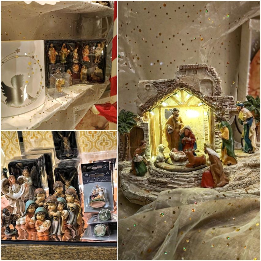 Ein Collage von Weihnachtsdekorationen. Links sind Figuren in Kisten zu sehen, Mitte eine Krippe mit Licht, rechts Figuren auf einem Regal.