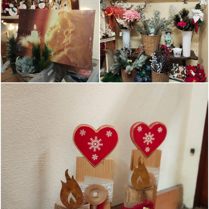 Eine Collage mit einer brennenden Kerze, einem Weihnachtsengel und einem Strauß Blumen in Vasen. Unten ein herzförmiges Weihnachtsdekor mit einem Schneeflockenmuster auf einem Holzstab.